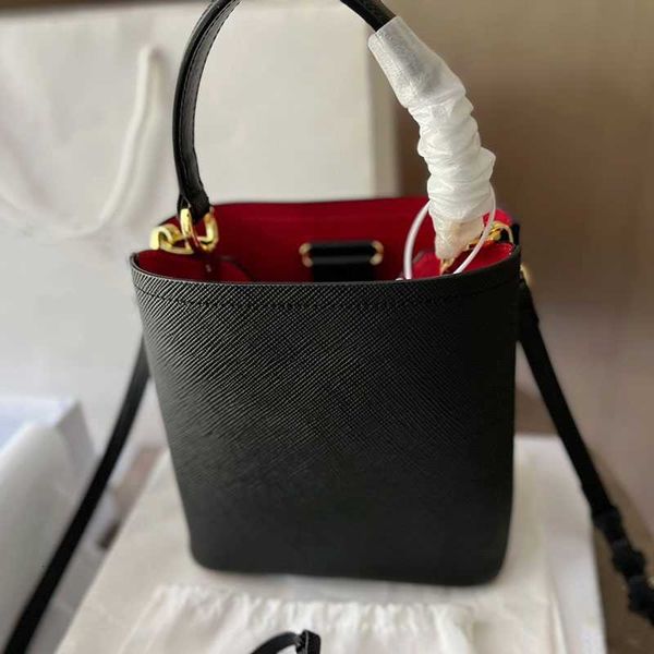 new ladies bucket bag cowhide leather handebags luxury brand designer fashion zipper long shoulder strap metal buckle
new ladies bucket bag cowhide leather handebags luxury brand designer fashion zipper long shoulder strap metal buckle