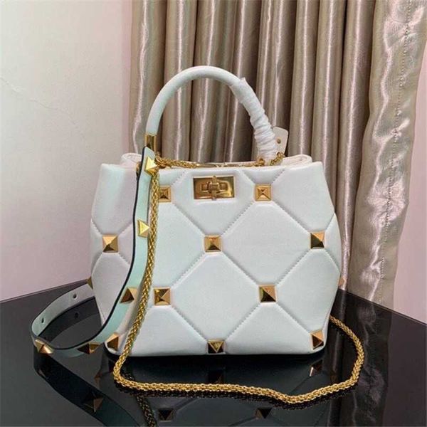 new luxury brand designer bucket bag large rivet rhombus one shoulder messenger small square chain handbag woman's tote
new luxury brand designer bucket bag large rivet rhombus one shoulder messenger small square chain handbag woman's tote