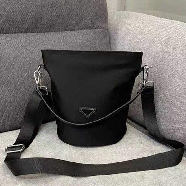 high version nylon shoulder bag fashion bucket handbag designer luxury crossbody purse large apacity messenger wallet
high version nylon shoulder bag fashion bucket handbag designer luxury crossbody purse large apacity messenger wallet