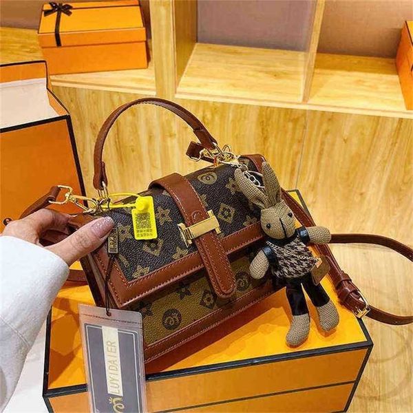 22% off handbag 2023 new bag old flower box female portable makeup white shoulder messenger small square
22% off handbag 2023 new bag old flower box female portable makeup white shoulder messenger small square