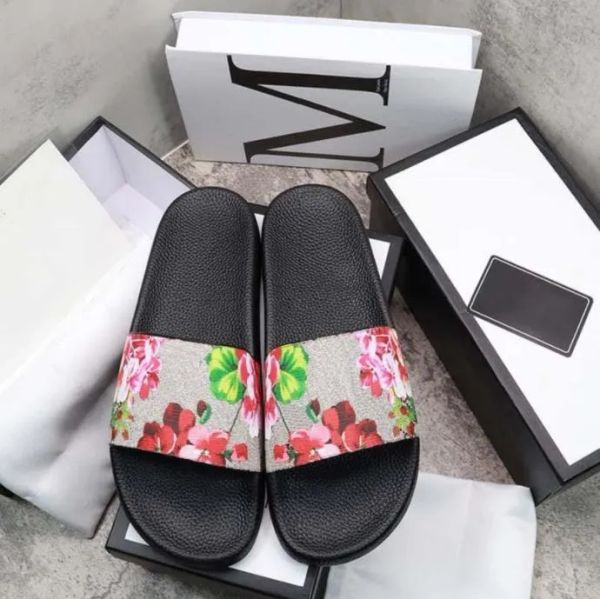 with box designer women's sandals geranium vinyl flat slippers solid color shoes summer beach men's slids qm, Black
with box designer women's sandals geranium vinyl flat slippers solid color shoes summer beach men's slids qm, Black