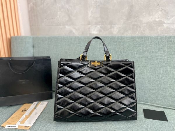 designer shopping bag computer bag garbage bag men's and women's leather one shoulder portable mommy bag daily commuter tote bag
designer shopping bag computer bag garbage bag men's and women's leather one shoulder portable mommy bag daily commuter tote bag