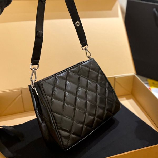 7a r luxury handbag women's bag leather silver chain crossbody black and white sheepskin shoulder cross body 23cm ladies tote bag
7a r luxury handbag women's bag leather silver chain crossbody black and white sheepskin shoulder cross body 23cm ladies tote bag