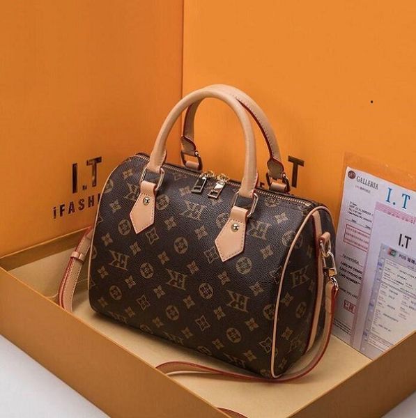 2020 new women messenger travel bag classic style fashion bags shoulder bags lady totes handbags 30 cm with key lock 234
2020 new women messenger travel bag classic style fashion bags shoulder bags lady totes handbags 30 cm with key lock 234