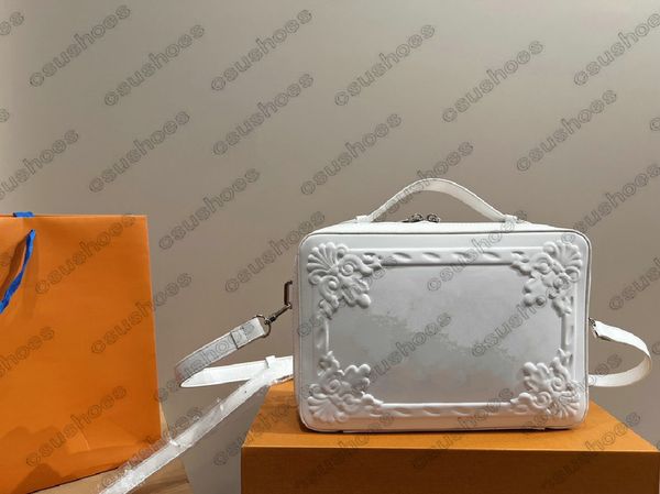 23ss m21833 handle soft trunk bags emboss leather relief women cross body luxury camera shoulder bags men designer white square box clutch b
23ss m21833 handle soft trunk bags emboss leather relief women cross body luxury camera shoulder bags men designer white square box clutch b