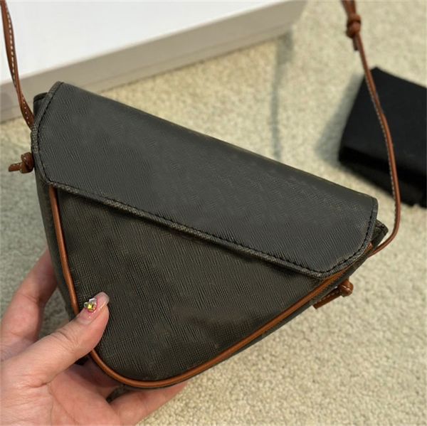 designer womens shoulder bag retro show classic full-printed large logo emblem 2023 light luxury women leather mini triangle bag shoulder me
designer womens shoulder bag retro show classic full-printed large logo emblem 2023 light luxury women leather mini triangle bag shoulder me