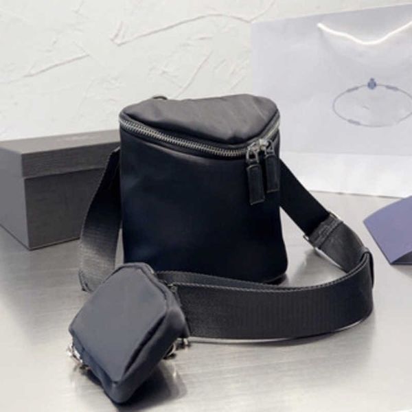 shoulder bags autumn and winter 2023 designer new oxford cloth large capacity canvas nylon triangle bucket two in one men's women'
shoulder bags autumn and winter 2023 designer new oxford cloth large capacity canvas nylon triangle bucket two in one men's women'