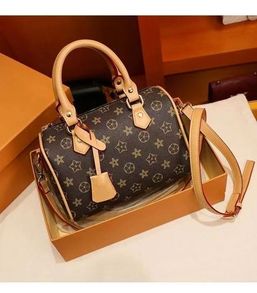 famous brand designer messenger handbag tote leather vintage pattern crossbody handbag purse new shoulder bag clutch tote
famous brand designer messenger handbag tote leather vintage pattern crossbody handbag purse new shoulder bag clutch tote