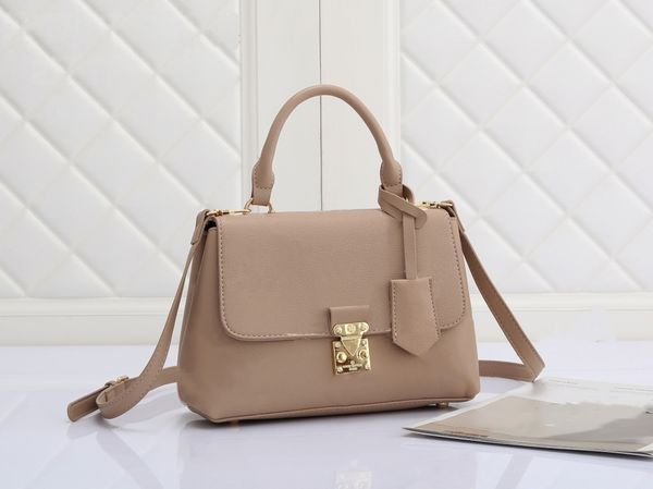 fashion handbag can be a single shoulder back hand carrying cross body detachable shoulder strap to achieve comfortable shoulder commuting l
fashion handbag can be a single shoulder back hand carrying cross body detachable shoulder strap to achieve comfortable shoulder commuting l