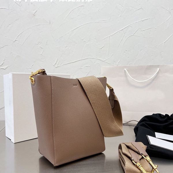 plain bucket bag women handbag purse tote bag cowhide leather removable wide strap gold hardware fashion letters interior zip pocket
plain bucket bag women handbag purse tote bag cowhide leather removable wide strap gold hardware fashion letters interior zip pocket