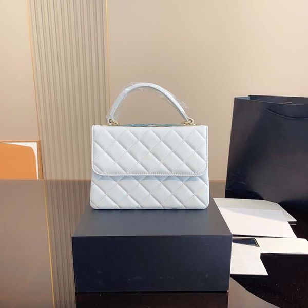 handbag 4-color totes lamb leather pattern can be used for cross-body single-shoulder chain bag which is super elegant compact and practical
handbag 4-color totes lamb leather pattern can be used for cross-body single-shoulder chain bag which is super elegant compact and practical