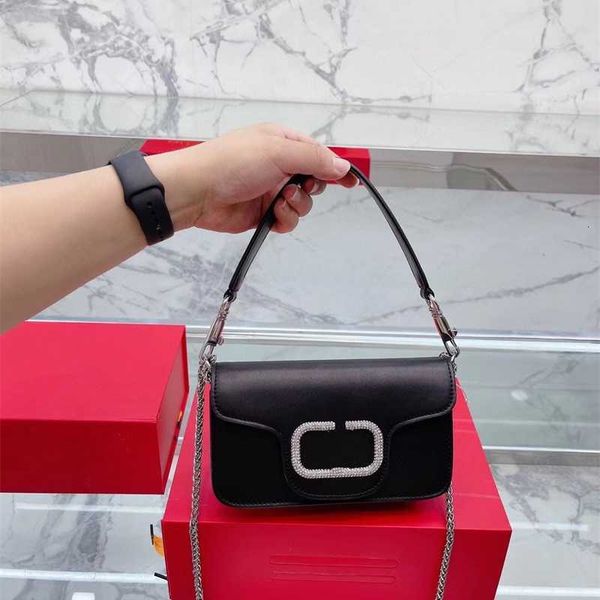 2023 new niche design single shoulder diagonal bag wallet v-shaped water drill buckle chain magic stick armpit flip square luxury handbags
2023 new niche design single shoulder diagonal bag wallet v-shaped water drill buckle chain magic stick armpit flip square luxury handbags