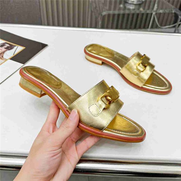 2022 new slippers valentinoity men women beach slippers leather webbing fashion luxury summer sandals 04-05
2022 new slippers valentinoity men women beach slippers leather webbing fashion luxury summer sandals 04-05