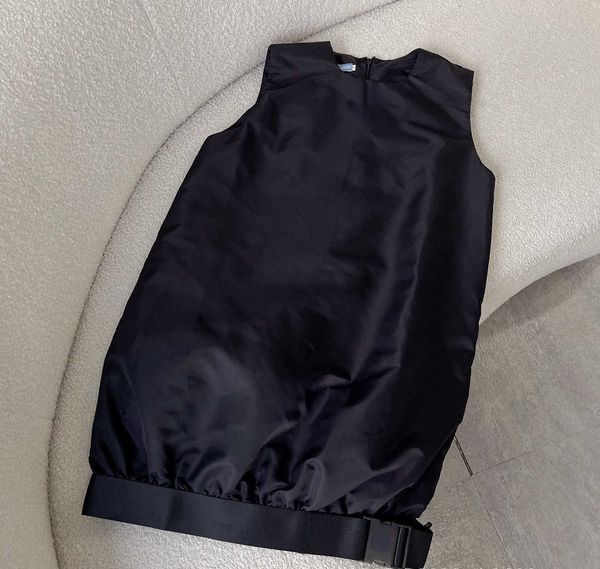 brand casual autumn and winter new simple and fashionable sleeveless dress hem lock design size, Black;gray
brand casual autumn and winter new simple and fashionable sleeveless dress hem lock design size, Black;gray