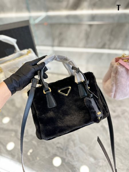2023 p-brand ladies wallet classic plush bag cross body womens handbag autumn and winter letter shoulder ladies designer fur handbag
2023 p-brand ladies wallet classic plush bag cross body womens handbag autumn and winter letter shoulder ladies designer fur handbag
