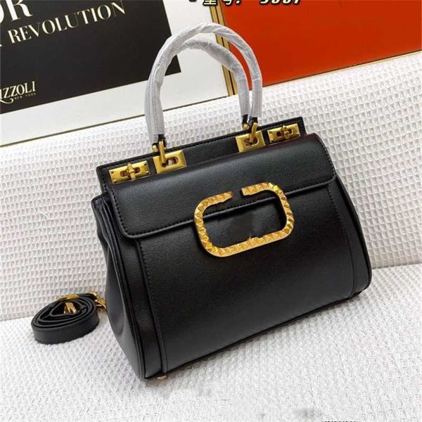 bag 2023 new fashion trendy atmosphere v-button women's bag large capacity messenger handbag
bag 2023 new fashion trendy atmosphere v-button women's bag large capacity messenger handbag