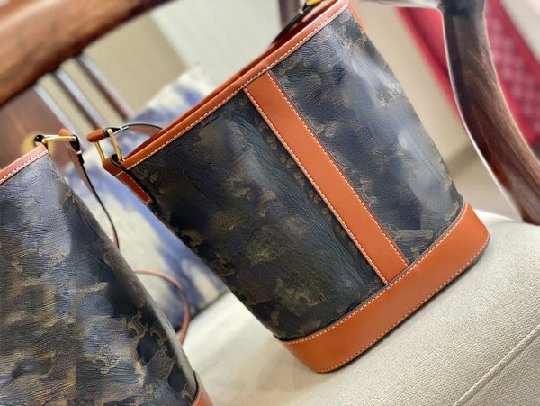 designer triomphe 8a bucket bags large capacity shoulder bag shopping commuting crossbody bag leather old pattern underarm handbag adjustabl
designer triomphe 8a bucket bags large capacity shoulder bag shopping commuting crossbody bag leather old pattern underarm handbag adjustabl
