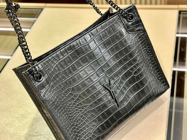 leather shopping bag new product tote bag with box-type chain shoulder strap open and close opening fashionable and versatile leather messen
leather shopping bag new product tote bag with box-type chain shoulder strap open and close opening fashionable and versatile leather messen