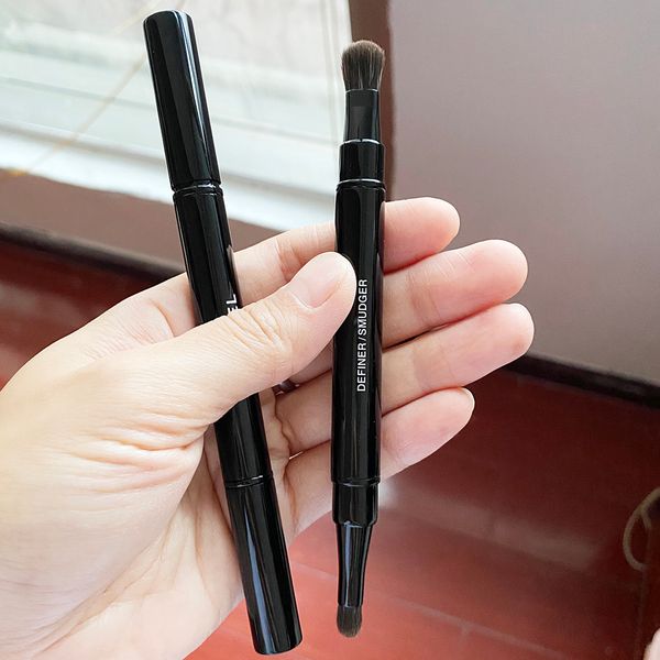 eye shadow retractable dual tip shadow definersmudger makeup brush doubleended portable travel blending cosmetics tools 230211
eye shadow retractable dual tip shadow definersmudger makeup brush doubleended portable travel blending cosmetics tools 230211