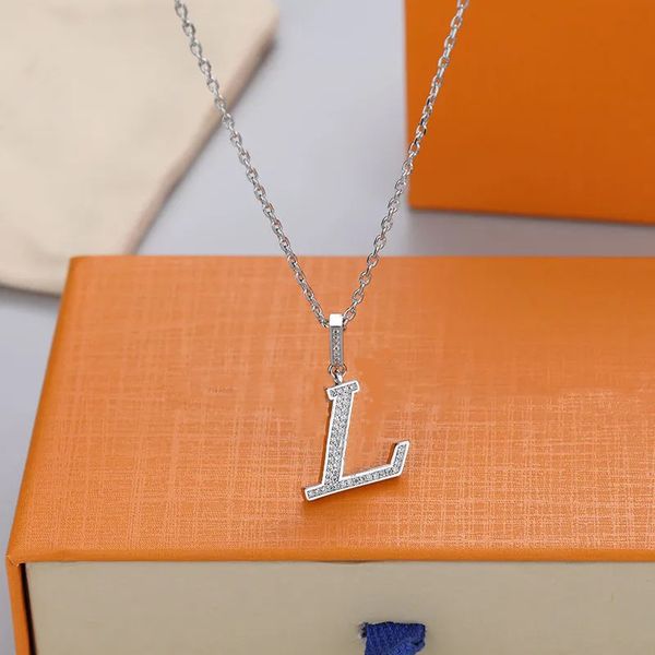 pendant necklaces jewelry luxury designers moissanite diamond letter v men's and women's couple necklaces original package, Silver
pendant necklaces jewelry luxury designers moissanite diamond letter v men's and women's couple necklaces original package, Silver