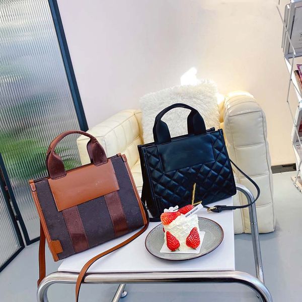 new designer handbag handbag shoulder bag carry messenger bag shopping bag purse letter flower single handle purse
new designer handbag handbag shoulder bag carry messenger bag shopping bag purse letter flower single handle purse