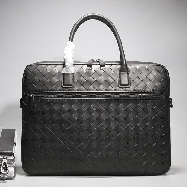 briefcases luxury brand men's genuine leather business briefcase portable large capacity fashion shoulder messenger woven bag 230211
briefcases luxury brand men's genuine leather business briefcase portable large capacity fashion shoulder messenger woven bag 230211