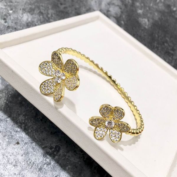 2023 fashion jewelry women ladies bracelet flower full diamonds crystal gold stainless steel bangle with box, Golden;silver
2023 fashion jewelry women ladies bracelet flower full diamonds crystal gold stainless steel bangle with box, Golden;silver