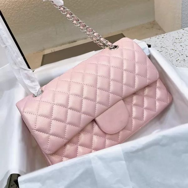2022ss iridescent pearly pink classic double flap bags with silver metal hardware chain crossbody shoulder luxury designer tote multi pochet
2022ss iridescent pearly pink classic double flap bags with silver metal hardware chain crossbody shoulder luxury designer tote multi pochet