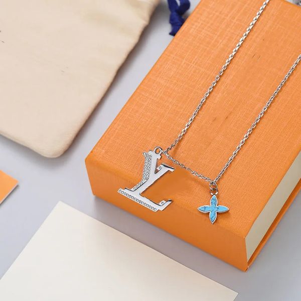 pendant necklaces jewelry luxury designers moissanite diamond clovers letter v men's and women's couple necklaces original package, Silver
pendant necklaces jewelry luxury designers moissanite diamond clovers letter v men's and women's couple necklaces original package, Silver