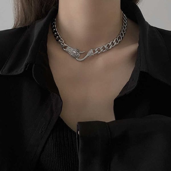 pendant necklaces exaggeration simple neck inlaid with diamond snake necklace cool female fashion personality design sense clavicle chain, Silver
pendant necklaces exaggeration simple neck inlaid with diamond snake necklace cool female fashion personality design sense clavicle chain, Silver