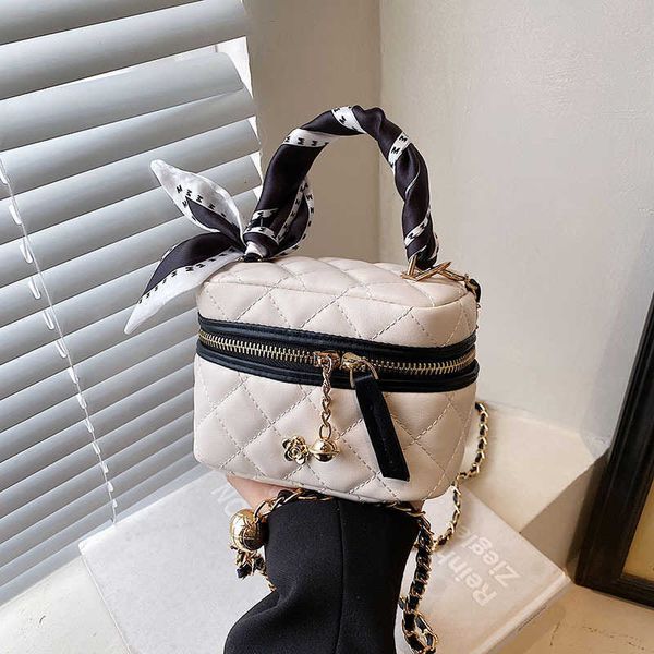 handbag factory wholesale retail mini bag women's 2023 new fashion rhombus chain msenger versatile super square bucket
handbag factory wholesale retail mini bag women's 2023 new fashion rhombus chain msenger versatile super square bucket