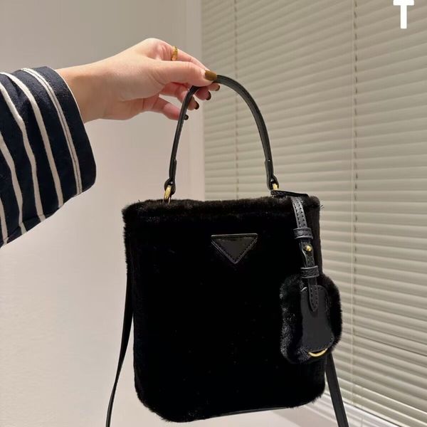 2023 leisure sport outdoor bags plush travel handbags large capaicty women messenger faux fur shoulder bag winter pradaa hiking bucket
2023 leisure sport outdoor bags plush travel handbags large capaicty women messenger faux fur shoulder bag winter pradaa hiking bucket