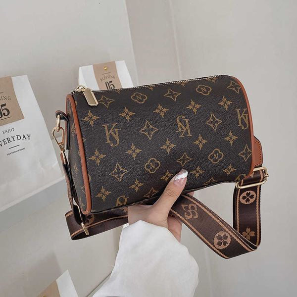 handbag factory wholesale retail bag women's live fashion single shoulder diagonal 2023 spring new simple armpit small round
handbag factory wholesale retail bag women's live fashion single shoulder diagonal 2023 spring new simple armpit small round