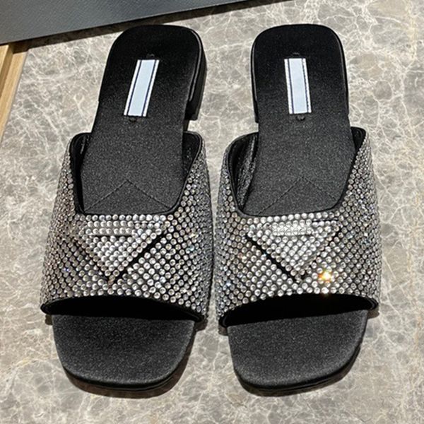 sandali slider in raso con cristalli sandals slipper il logo triangolo torna sotto forma di dettaglio in pelle leggermente imbottito per una, Black
sandali slider in raso con cristalli sandals slipper il logo triangolo torna sotto forma di dettaglio in pelle leggermente imbottito per una, Black