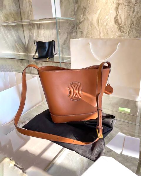 fashion genuine leather bucket bag crossbody totes triomphe hobo famous women's men drawstring wallets shoulder bags luxury designer ha
fashion genuine leather bucket bag crossbody totes triomphe hobo famous women's men drawstring wallets shoulder bags luxury designer ha