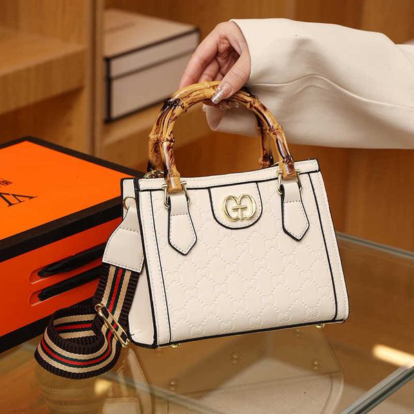 handbag factory wholesale retail bag women's 2023 new fashion portable single shoulder msenger simple letter banquet foreign temperamen
handbag factory wholesale retail bag women's 2023 new fashion portable single shoulder msenger simple letter banquet foreign temperamen