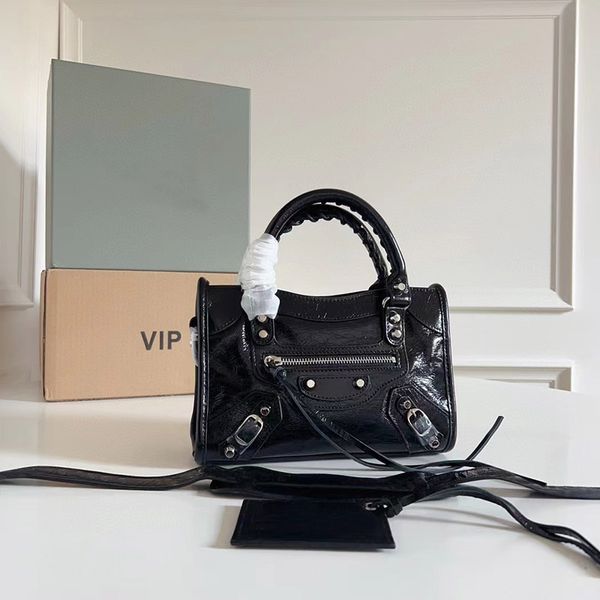 high-quality foreign-style chain patent leather motorcycle bag female 2023 new niche hand bill of lading shoulder slung small square bag
high-quality foreign-style chain patent leather motorcycle bag female 2023 new niche hand bill of lading shoulder slung small square bag