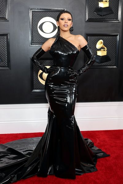 black one-shoulder fishtail dress evening dress at the 65th grammy awards ceremony, Black;pink
black one-shoulder fishtail dress evening dress at the 65th grammy awards ceremony, Black;pink