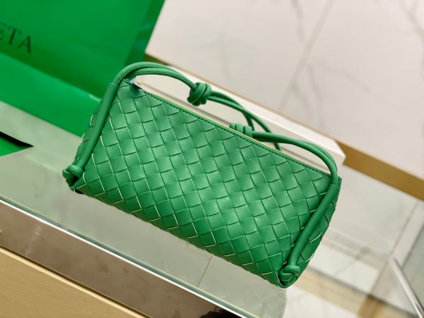 2023 b-brand 27*14 woven shoulder portable underarm crossbody bag new fashion autumn and winter baguette bag classic ladies tote
2023 b-brand 27*14 woven shoulder portable underarm crossbody bag new fashion autumn and winter baguette bag classic ladies tote