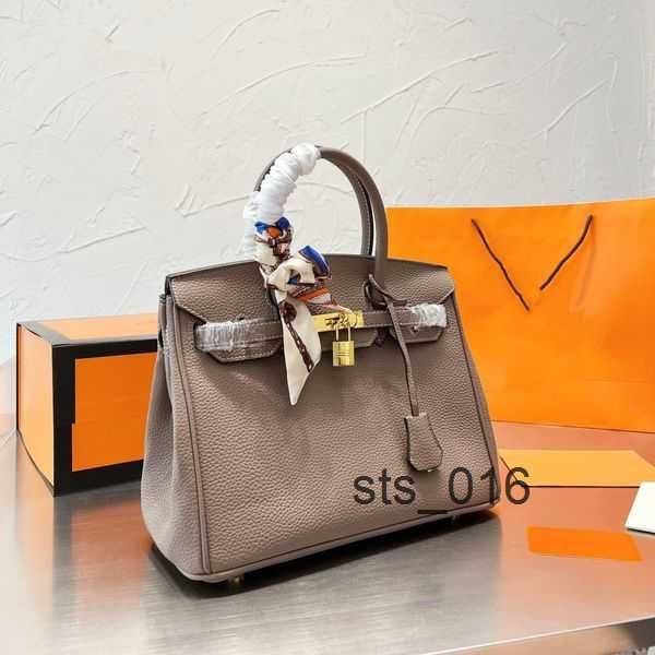evening bags totes 5a handheld handbag luxury fashion brand women 's bag famous handbag straps and packaging 25cm 30cm 35cm t2302143
evening bags totes 5a handheld handbag luxury fashion brand women 's bag famous handbag straps and packaging 25cm 30cm 35cm t2302143