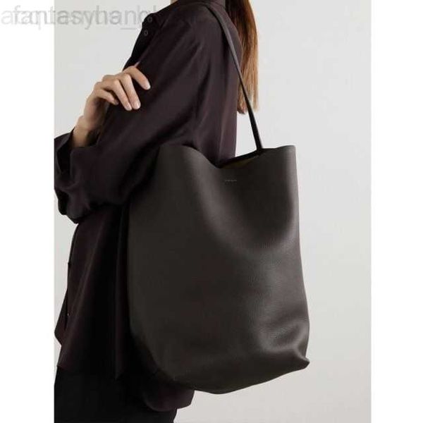 the row designer bags leather luxury female bags 2022 high capacity bucket portable one shoulder tote soft leather commuterclassic tote bag
the row designer bags leather luxury female bags 2022 high capacity bucket portable one shoulder tote soft leather commuterclassic tote bag