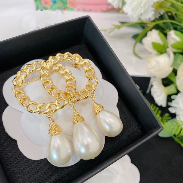 2023 diamond classic designer autumn and winter drop pearl chain brooch eye nourishing brass hardware in the form of a chain paired with cla, Gray
2023 diamond classic designer autumn and winter drop pearl chain brooch eye nourishing brass hardware in the form of a chain paired with cla, Gray