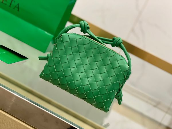 2023 b-brand 18*14 square woven shoulder portable underarm crossbody bag fashion classic ladies tote
2023 b-brand 18*14 square woven shoulder portable underarm crossbody bag fashion classic ladies tote
