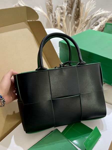 2023 b-brand large tote shopping bags women's designer luxury shoulder bag fashion classic woven ladies tote
2023 b-brand large tote shopping bags women's designer luxury shoulder bag fashion classic woven ladies tote