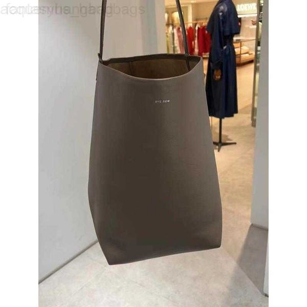 the row designer bags leather luxury female bags small and 2022 tote bucket large capacity shoulder portable real learclassic tote bag
the row designer bags leather luxury female bags small and 2022 tote bucket large capacity shoulder portable real learclassic tote bag