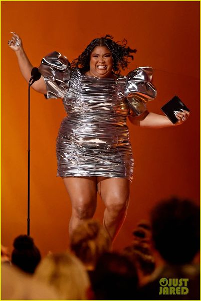 grammy award for record of the year: one-step skirt with silver ruffled sleeve, Black;pink
grammy award for record of the year: one-step skirt with silver ruffled sleeve, Black;pink