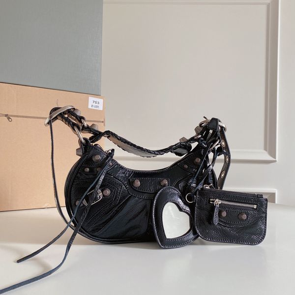 fashion one shoulder bag mirror quality moon dumpling le cagole locomotive leather heart hanging ornament trend women's classic luxury
fashion one shoulder bag mirror quality moon dumpling le cagole locomotive leather heart hanging ornament trend women's classic luxury