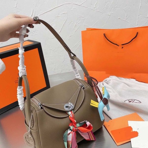 designer lindi new pillow bag fashion one-shoulder diagonal portable doctor in 2023 the new malindi baotou layer cowhid
designer lindi new pillow bag fashion one-shoulder diagonal portable doctor in 2023 the new malindi baotou layer cowhid