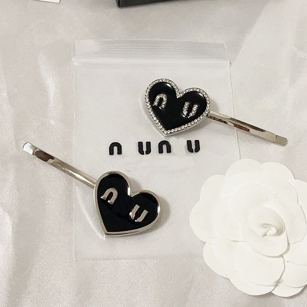 luxury hairpin hairpins designer hair accessories stamp black white headwear women brand simple design headband leisure hairclips fashion ha
luxury hairpin hairpins designer hair accessories stamp black white headwear women brand simple design headband leisure hairclips fashion ha