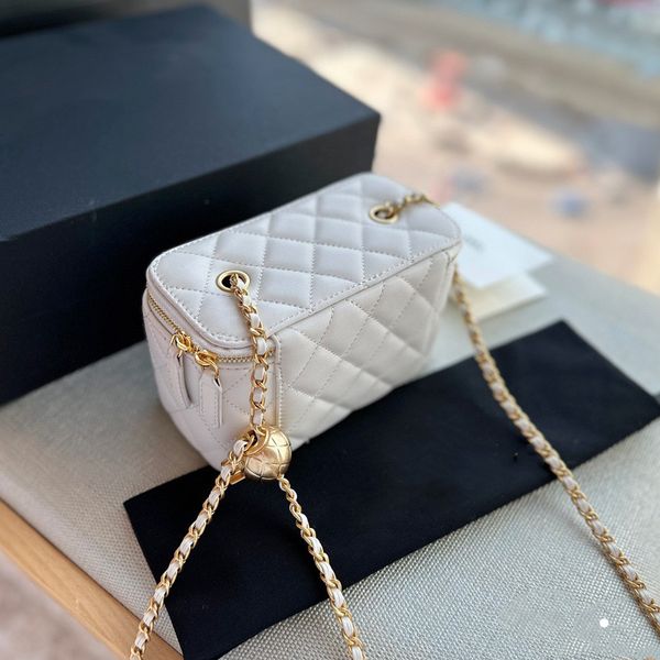 2023 new bag cc women designers golden ball handbag square clutch purse calf leather lady classic fashion crossbody leather chain cf 18cm
2023 new bag cc women designers golden ball handbag square clutch purse calf leather lady classic fashion crossbody leather chain cf 18cm